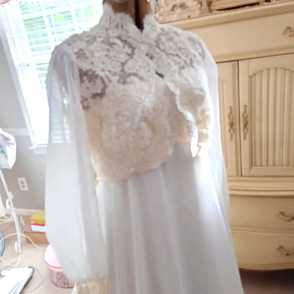 GORGEOUS 1990S "BIANCHI" CRISP WHITE CHIFFON WEDDING GOWN W/ LACE JACKET & VEIL! - Picture 5 of 16
